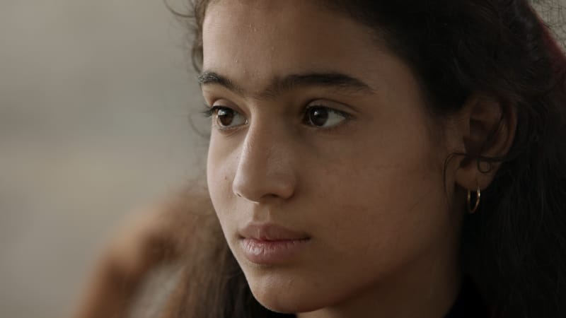 Азил, девојчето од документарниот филм „Одење пеш“ на Тамара Котевска